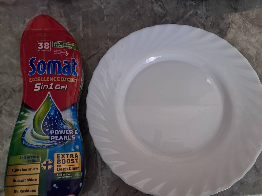 4372